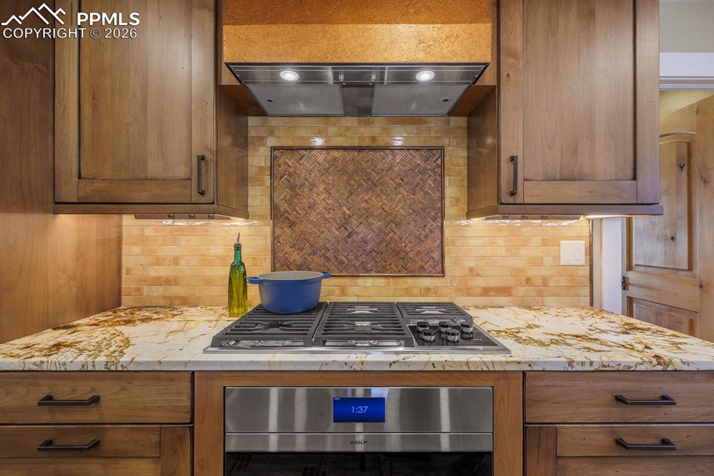 Image 16 of 39: Kitchen