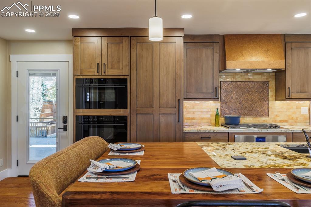 Image 17 of 39: Kitchen