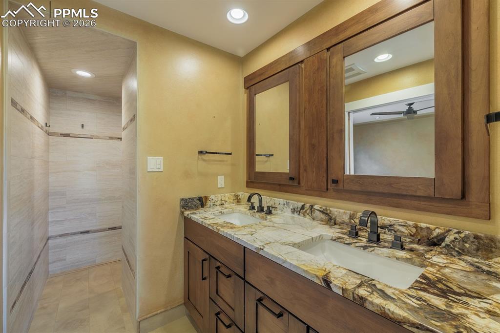 Image 26 of 39: Bathroom