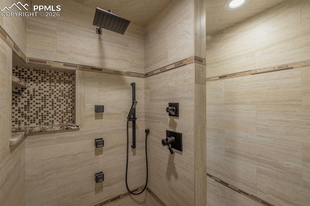 Image 27 of 39: Bathroom