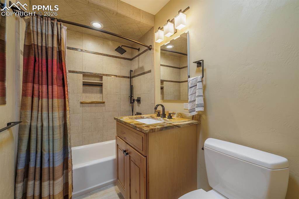 Image 36 of 39: Bathroom