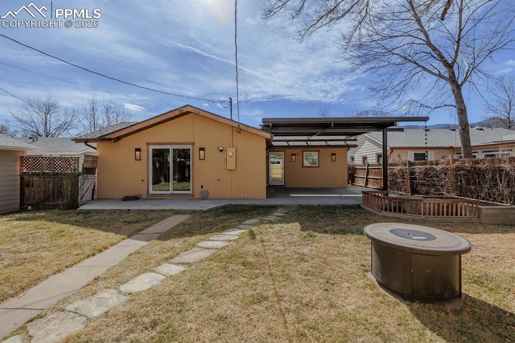 Image 8 of 39: Back of Structure