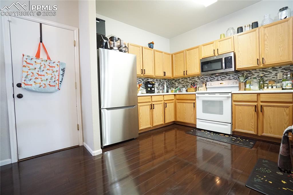 Image 14 of 33: Kitchen