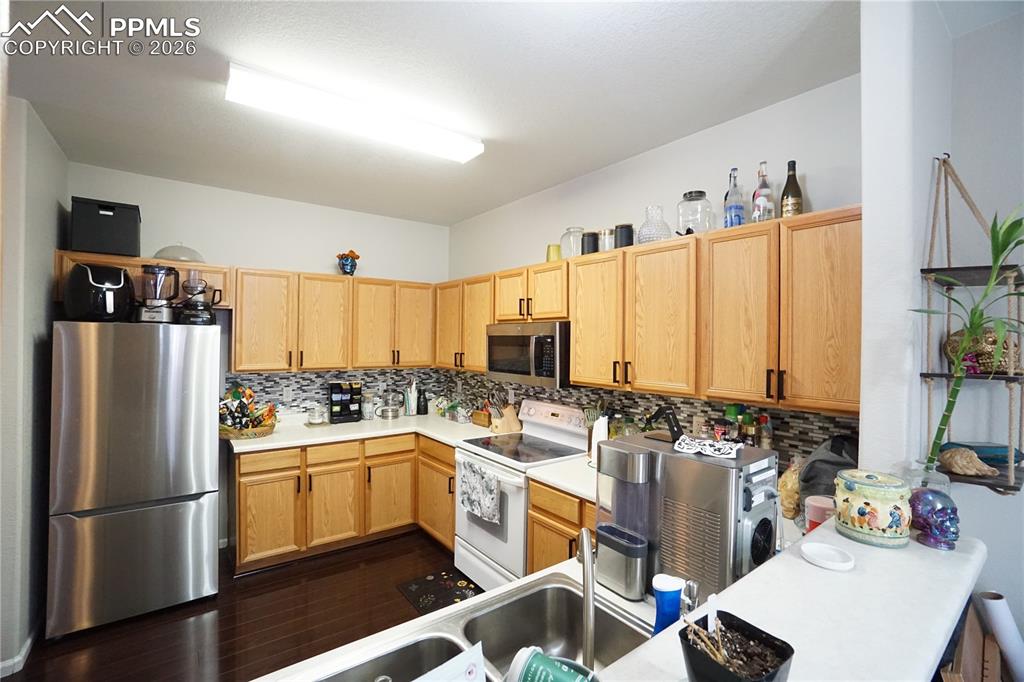 Image 16 of 33: Kitchen