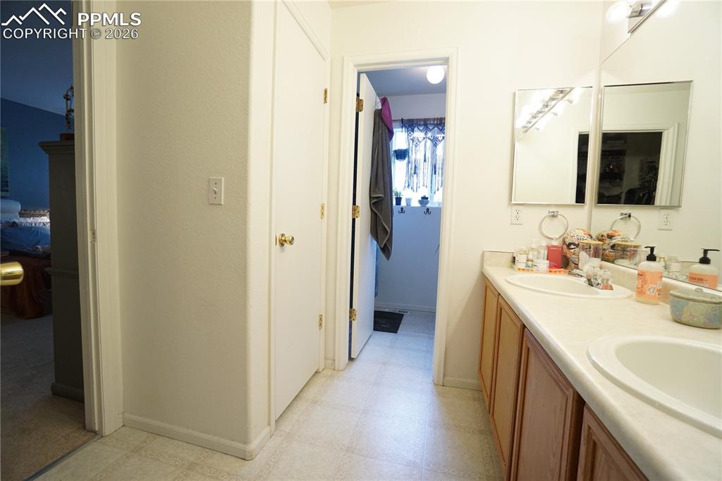 Image 25 of 33: Bathroom