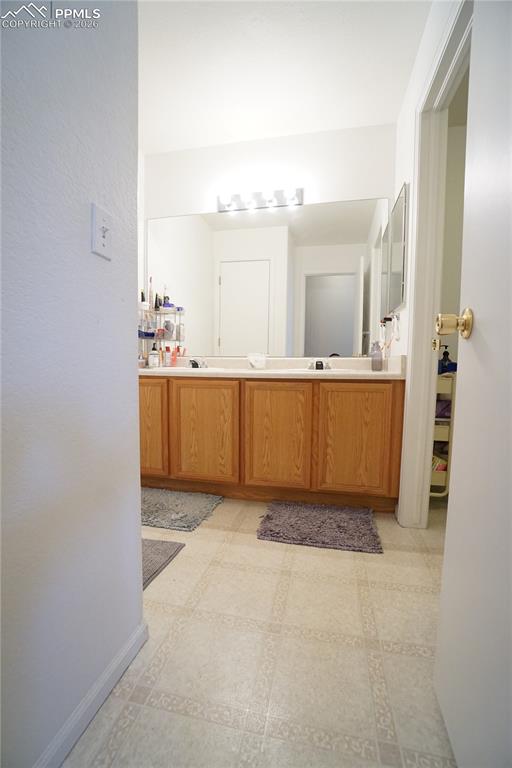 Image 26 of 33: Bathroom