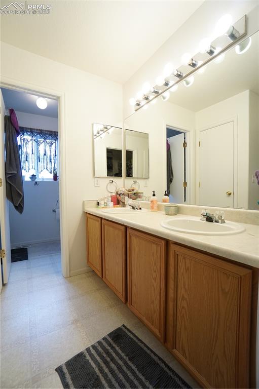 Image 27 of 33: Bathroom