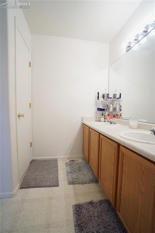 Image 31 of 33: Bathroom