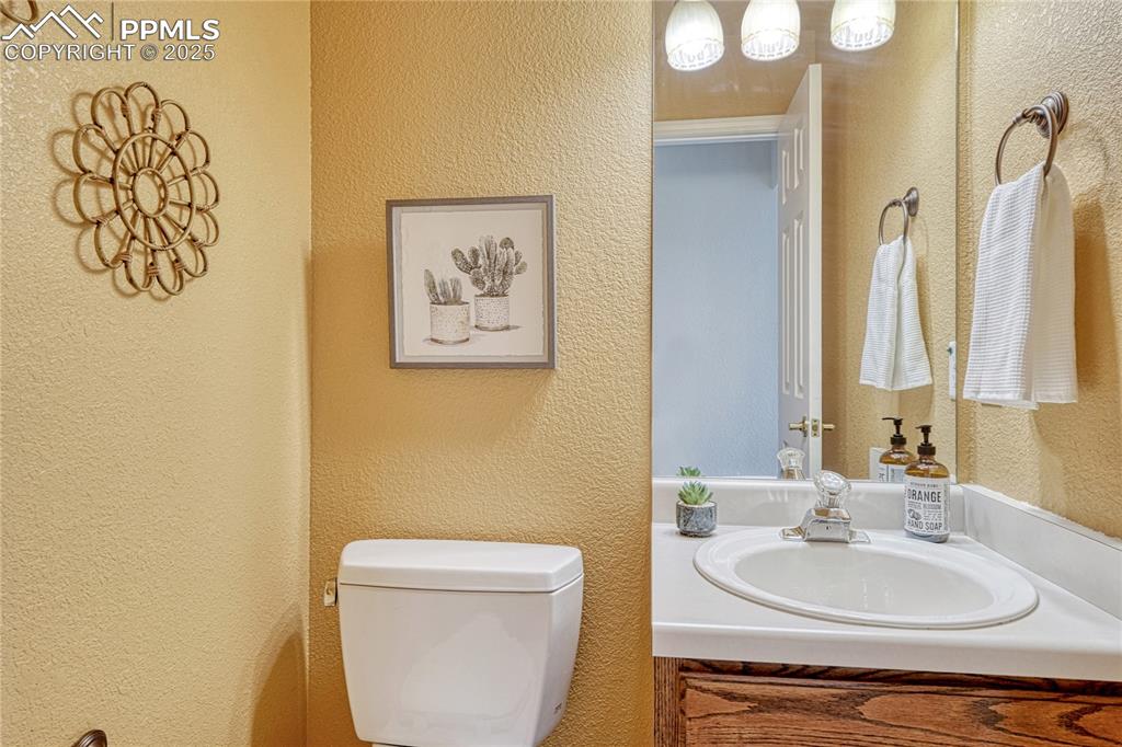 Image 19 of 47: Main-level half bath