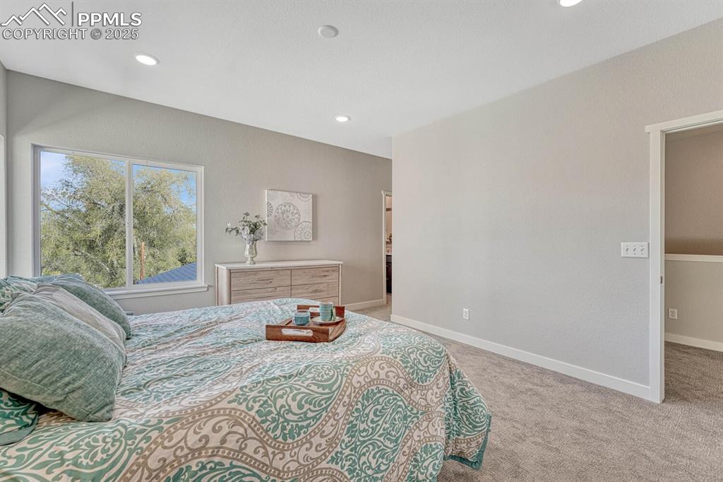 Image 18 of 44: Bedroom