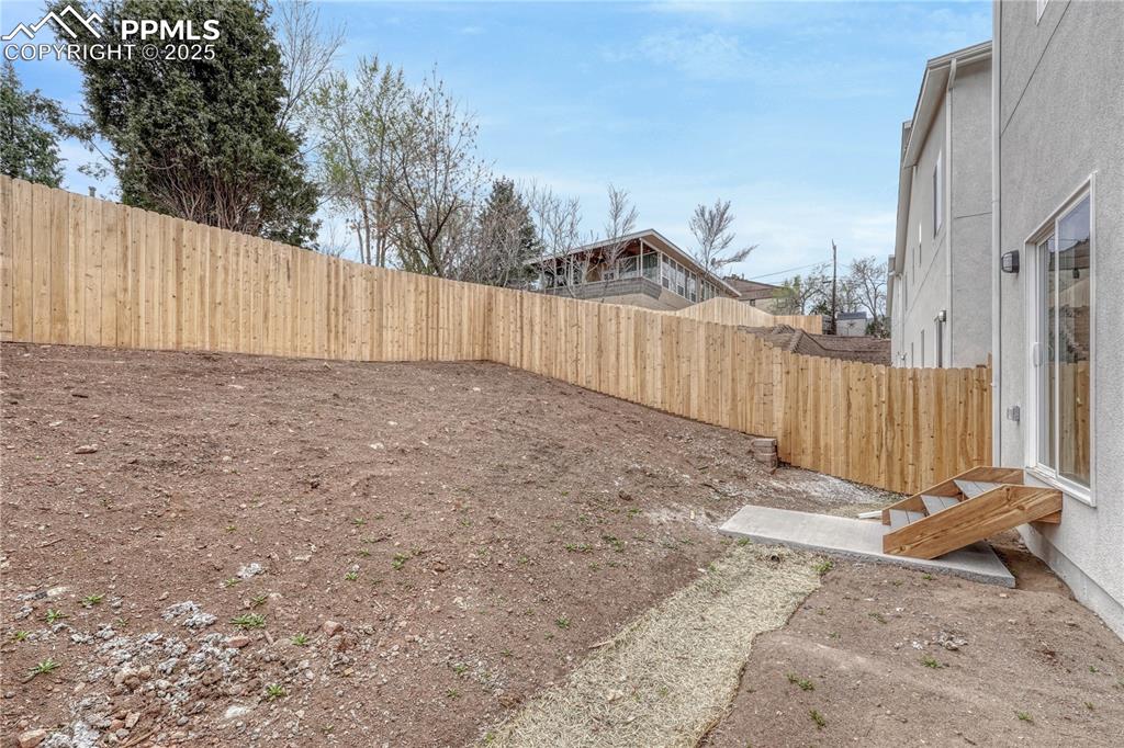 Image 41 of 44: Yard