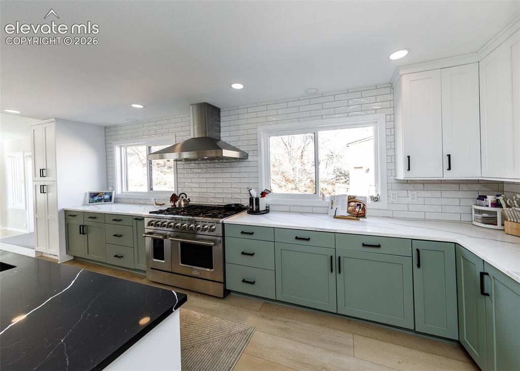 Image 10 of 50: Gourmet Kitchen