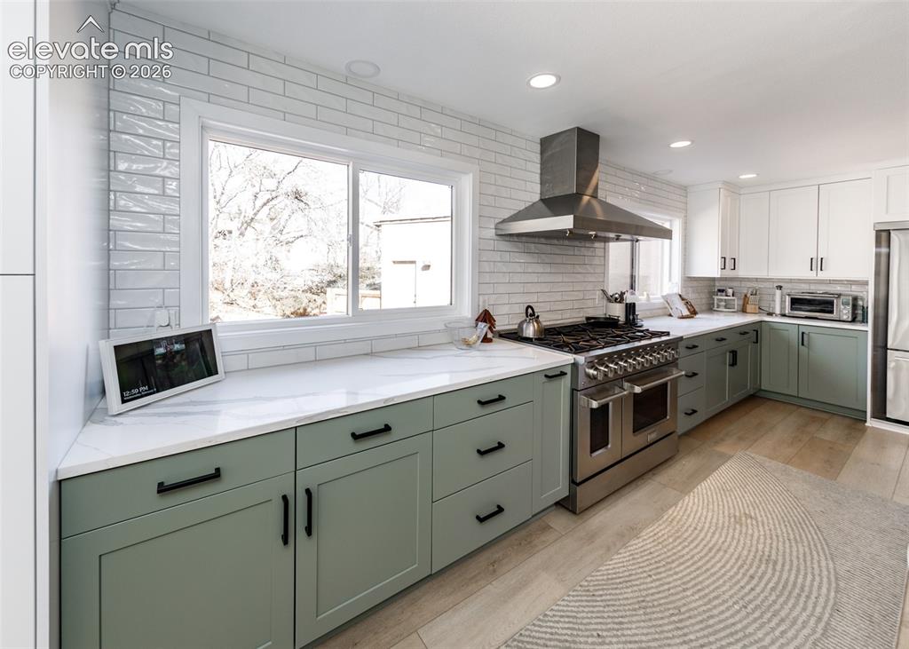 Image 10 of 50: Kitchen