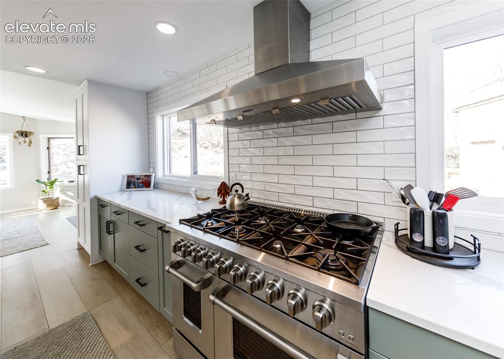 Image 11 of 50: Kitchen