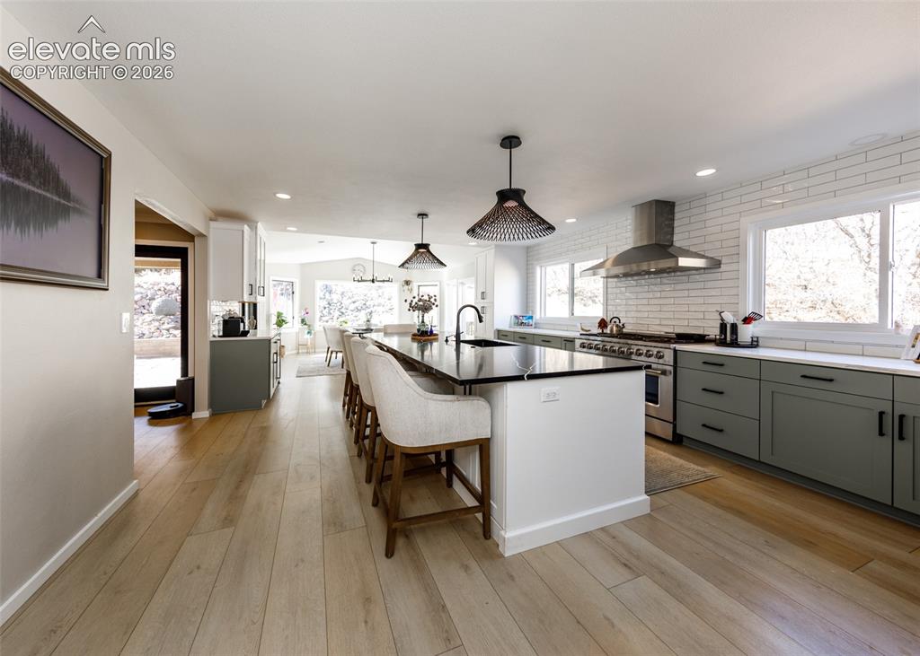 Image 18 of 50: Kitchen