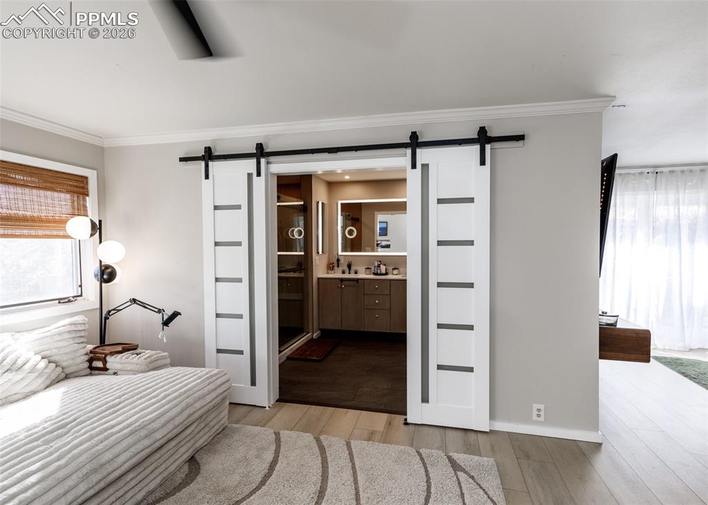 Image 23 of 50: Bedroom