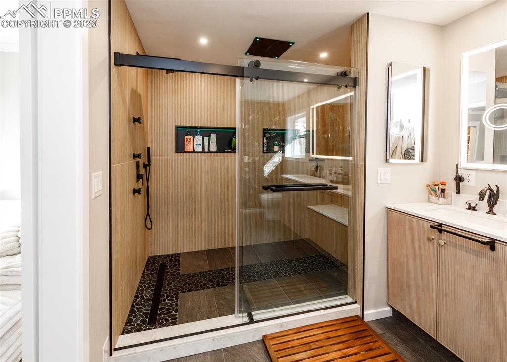 Image 24 of 50: Bathroom