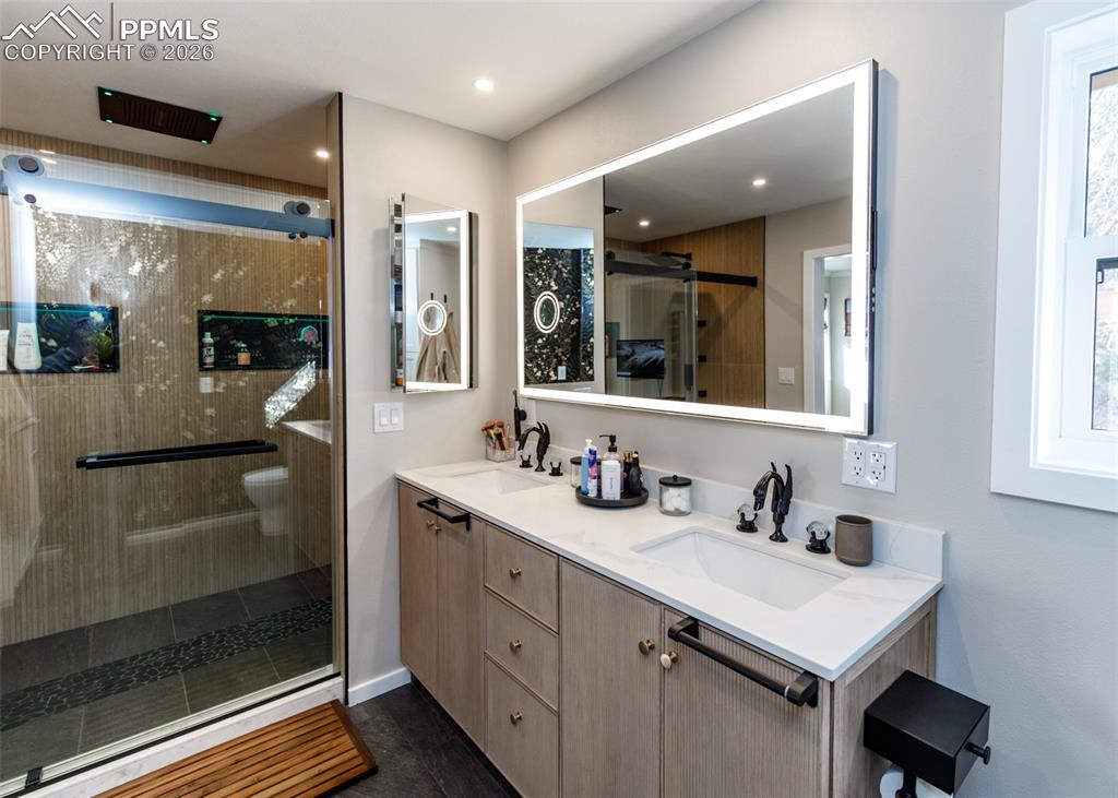 Image 25 of 50: Bathroom