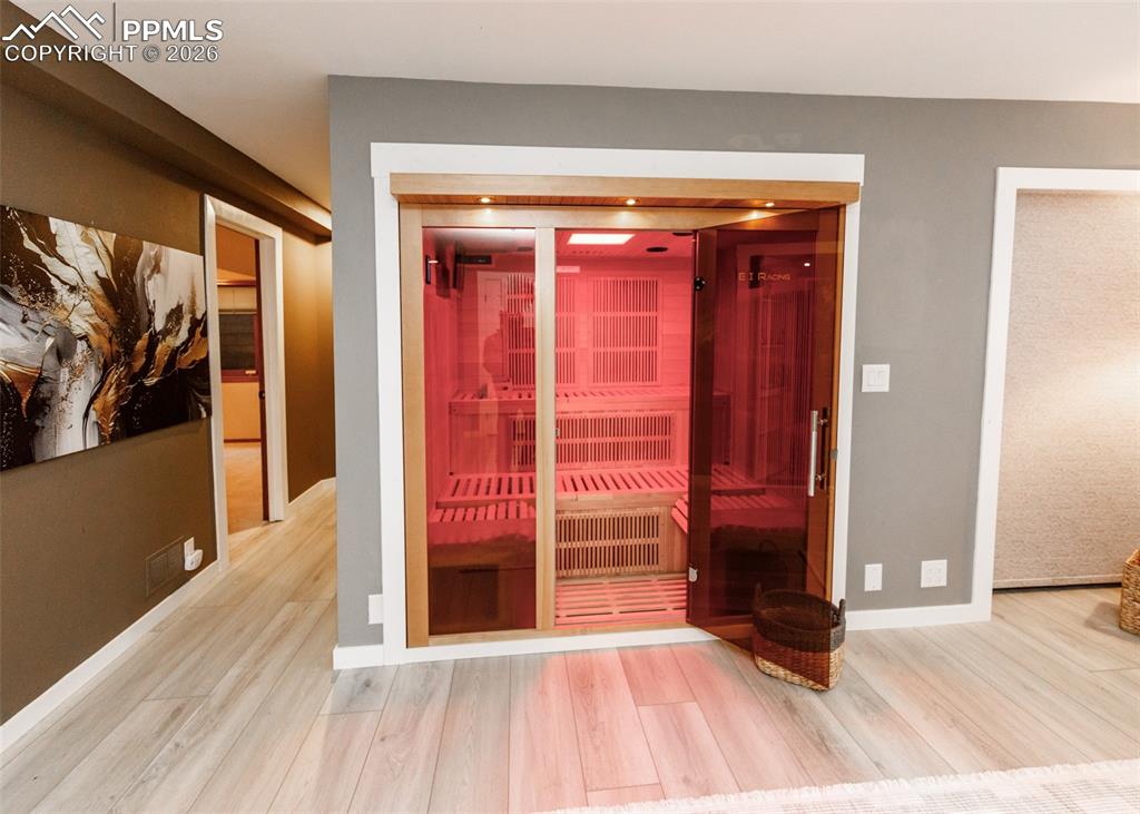 Image 36 of 50: Sauna