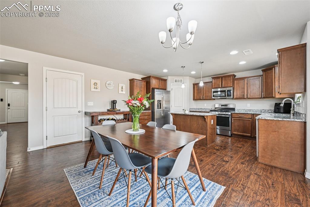 Image 17 of 50: Dining Area