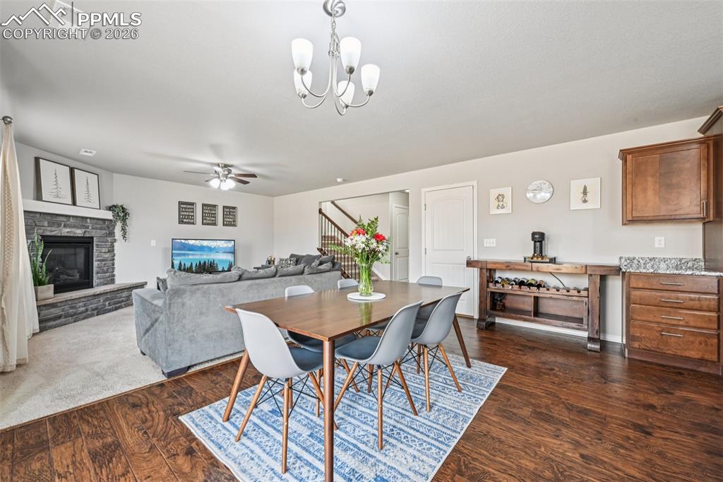 Image 18 of 50: Dining Area