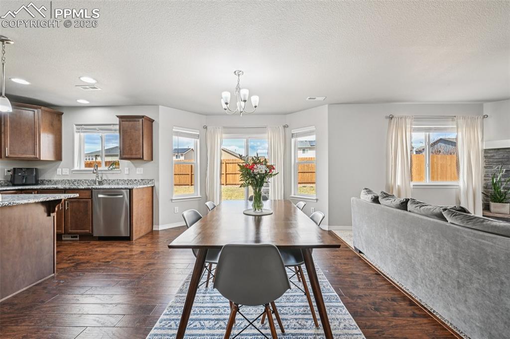 Image 20 of 50: Dining Area