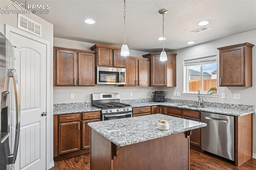 Image 21 of 50: Granite countertops! 
