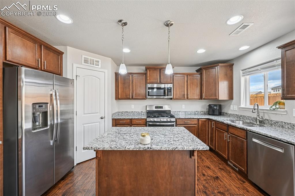 Image 22 of 50: Appliances stay