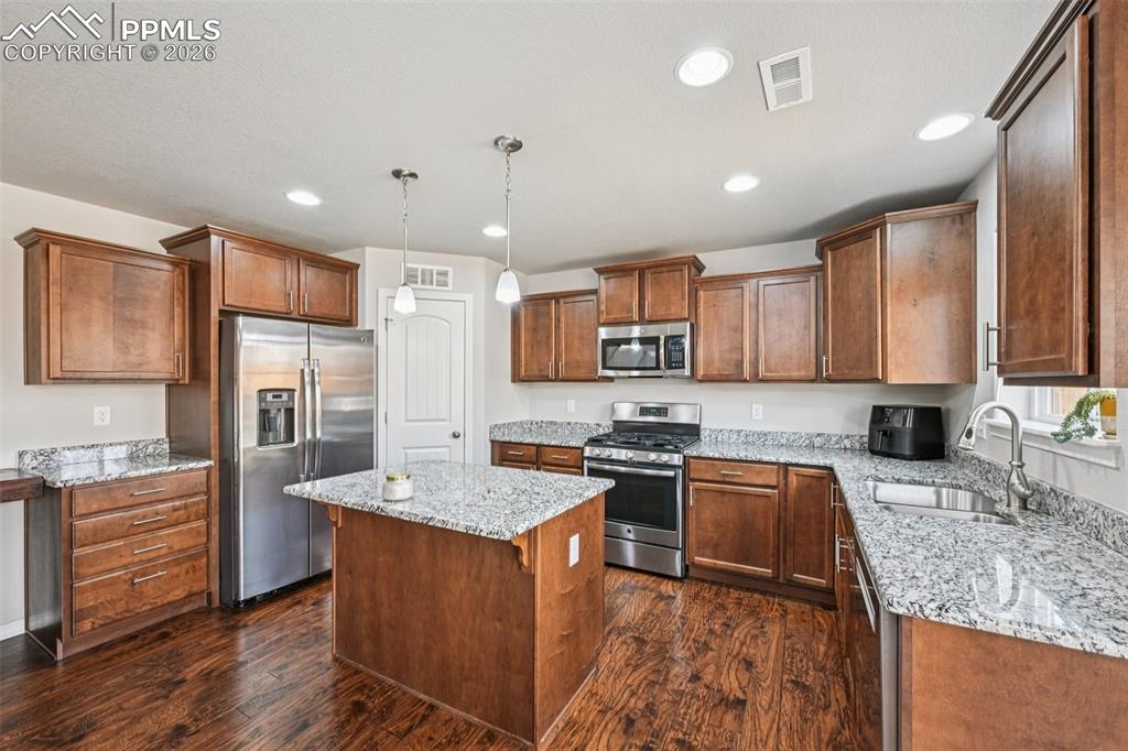 Image 23 of 50: Kitchen