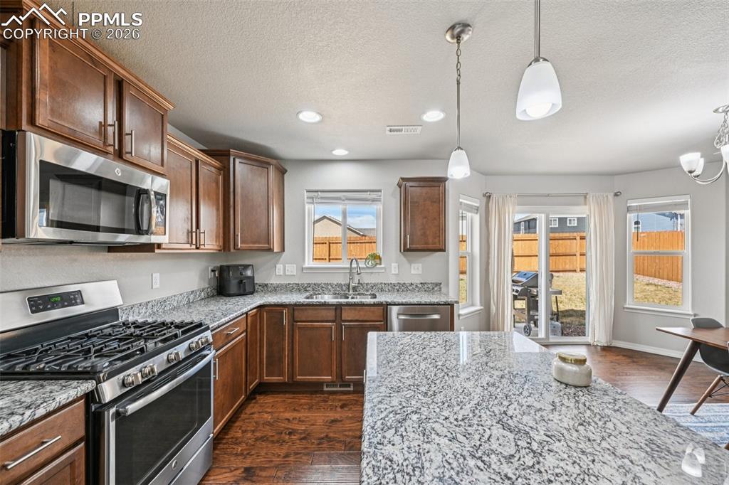 Image 25 of 50: Kitchen