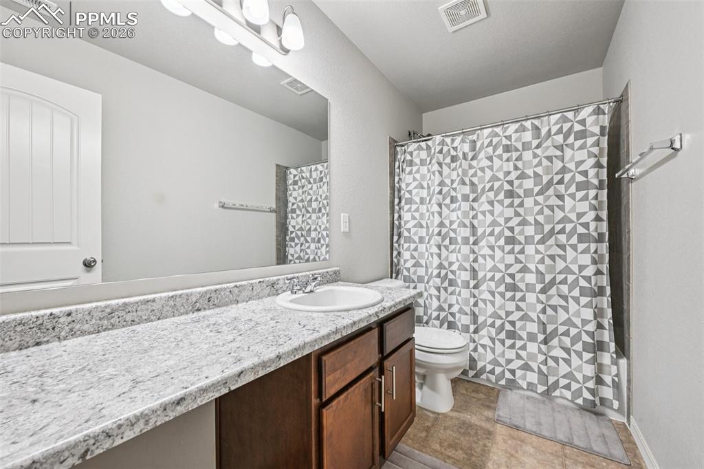 Image 30 of 50: Bathroom