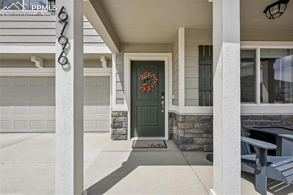 Image 5 of 50: Front porch