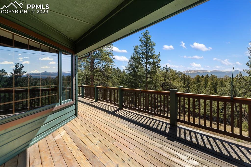 Image 10 of 50: Deck