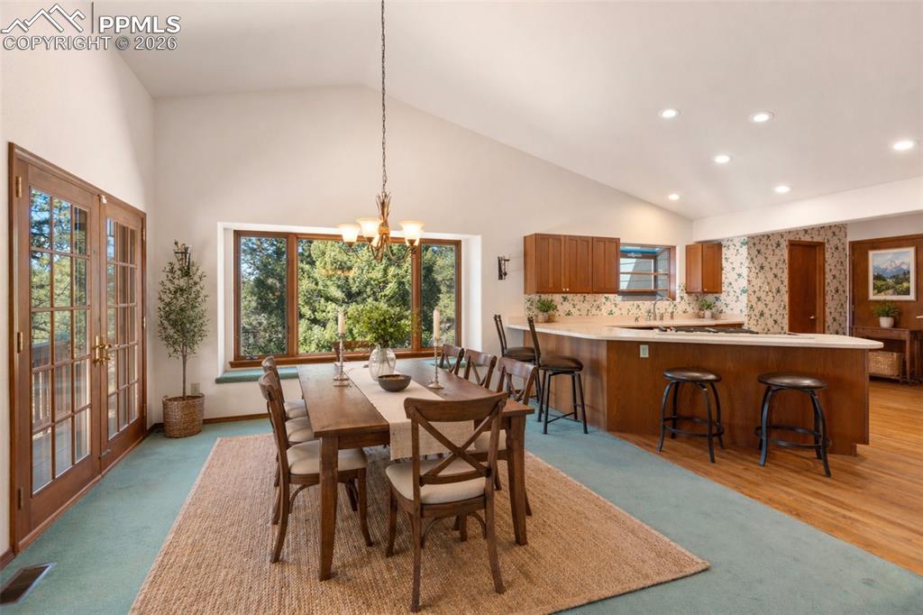 Image 17 of 50: Dining Area