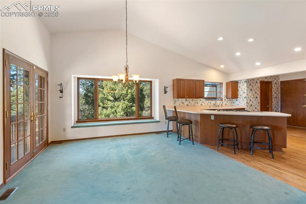 Image 18 of 50: Kitchen