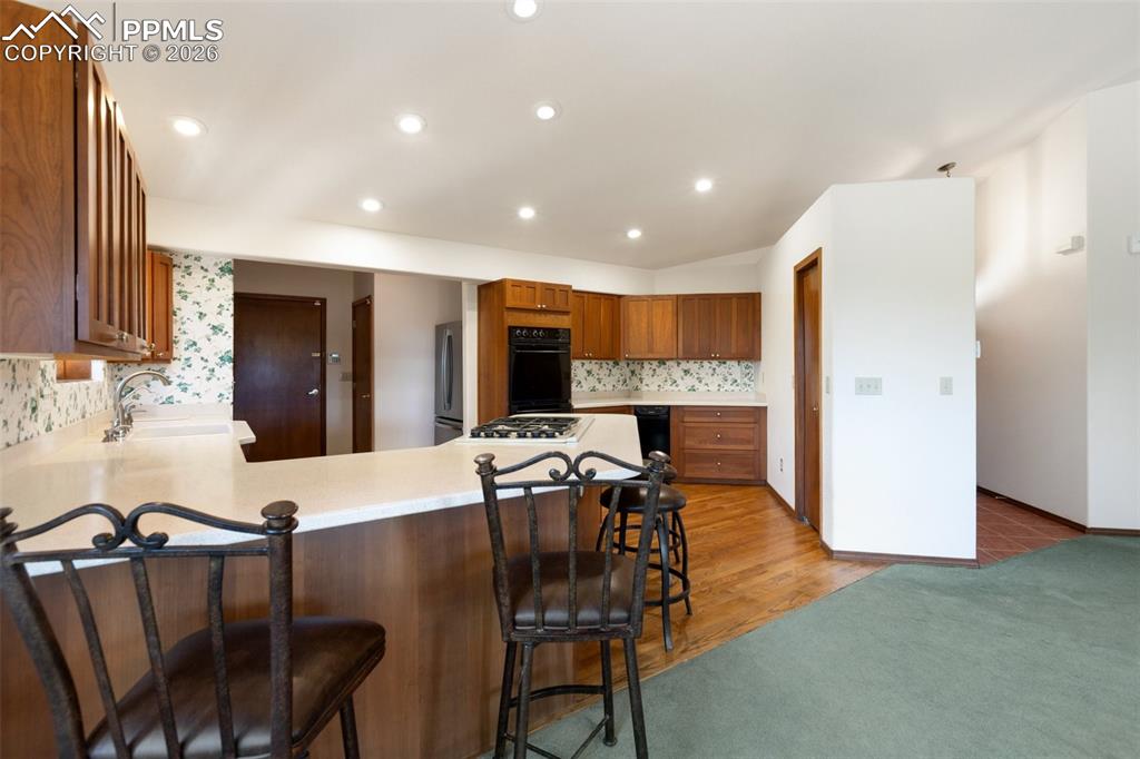 Image 19 of 50: Kitchen