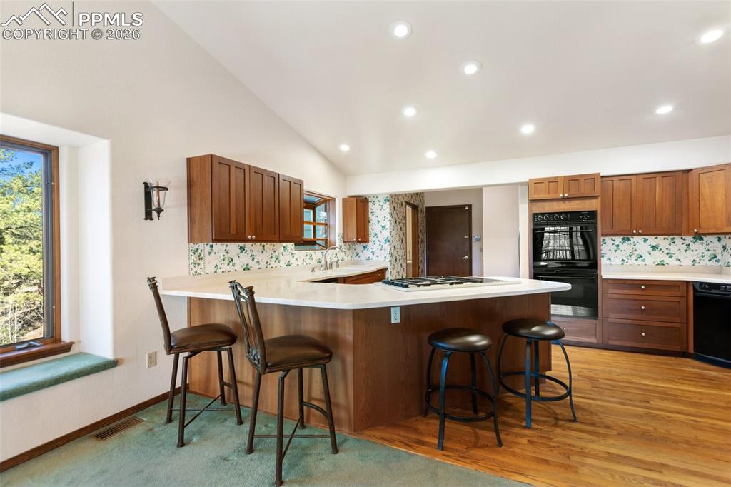 Image 20 of 50: Kitchen