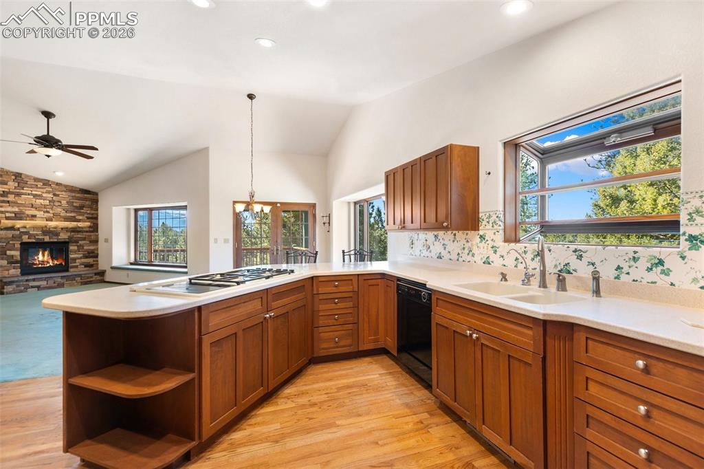 Image 21 of 50: Kitchen