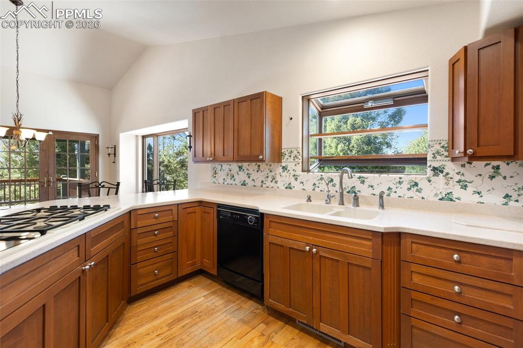 Image 23 of 50: Kitchen