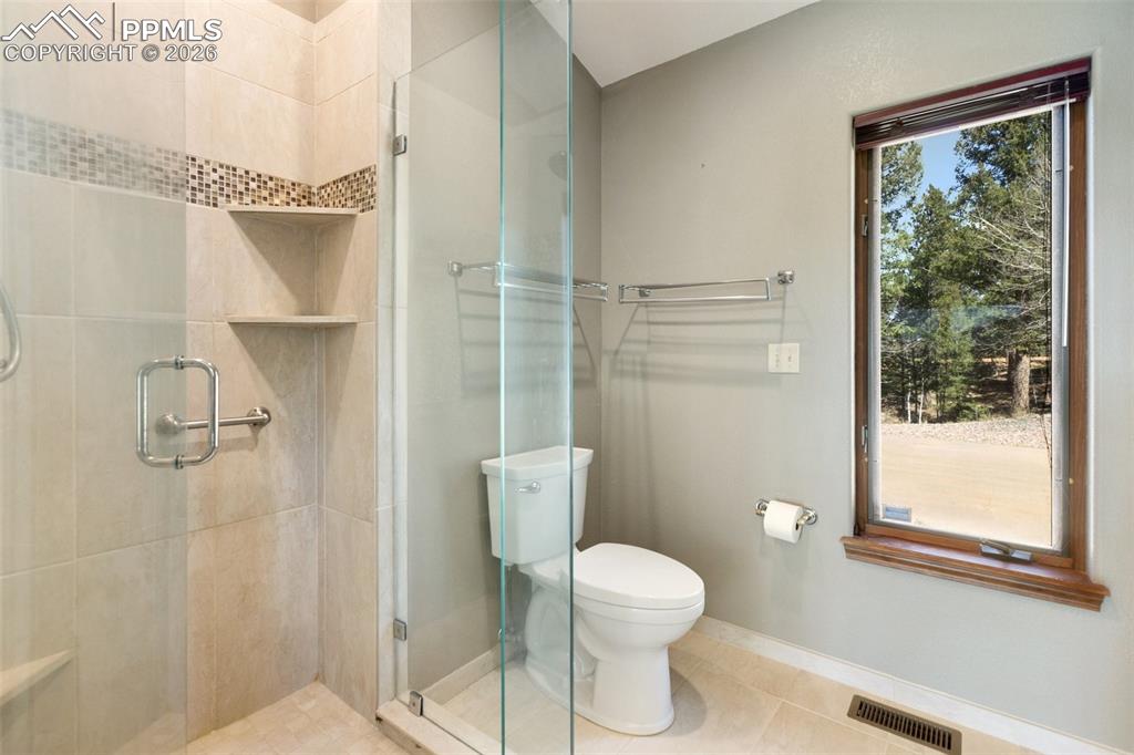 Image 28 of 50: Bathroom