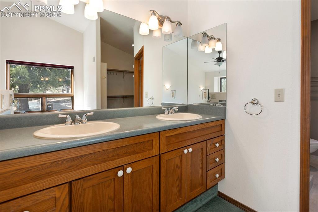 Image 30 of 50: Bathroom