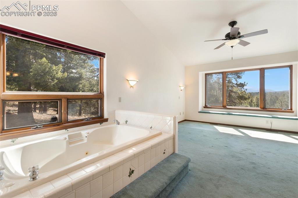 Image 31 of 50: Bathroom