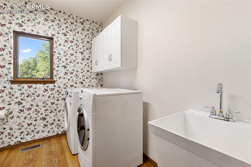 Image 32 of 50: Laundry