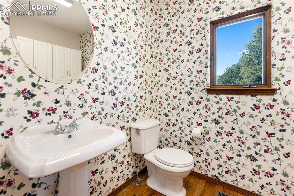 Image 33 of 50: Bathroom