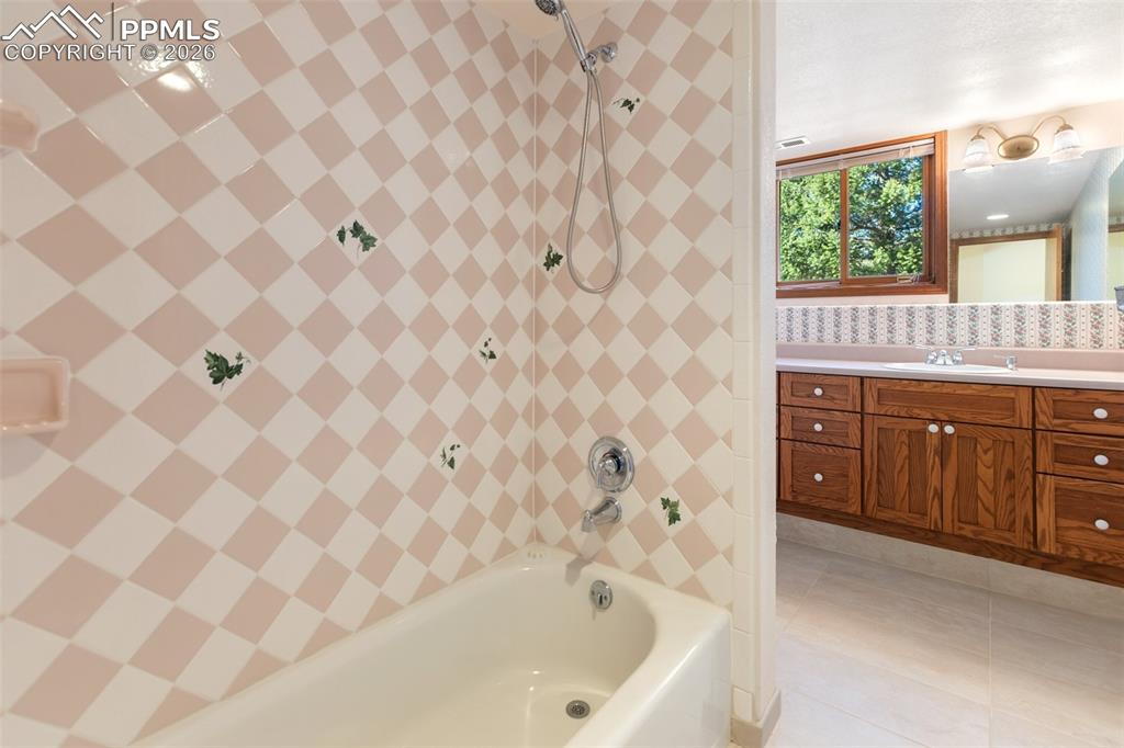 Image 42 of 50: Bathroom