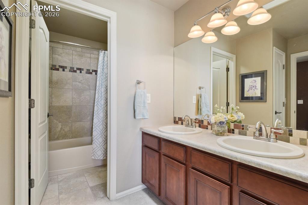 Image 17 of 25: Bathroom