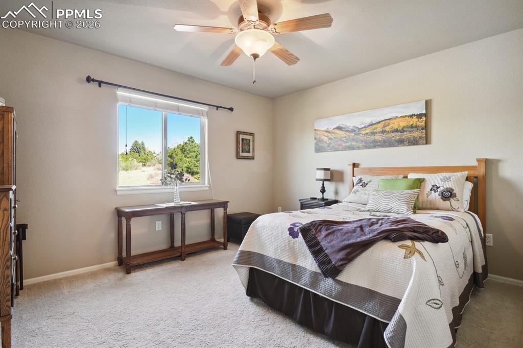 Image 18 of 25: Bedroom