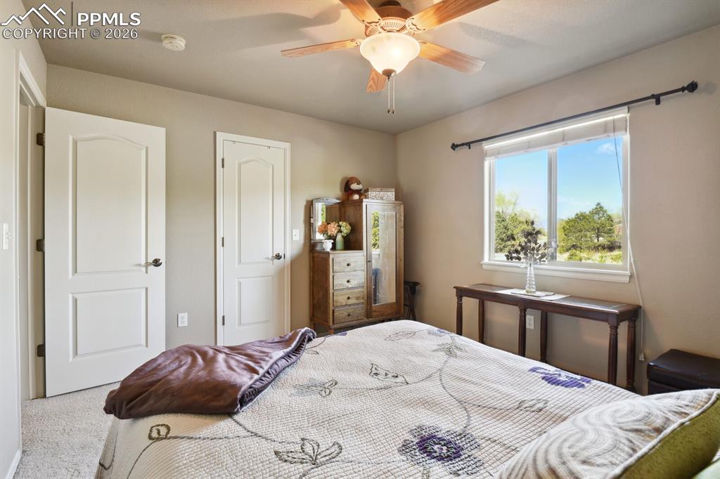 Image 19 of 25: Bedroom