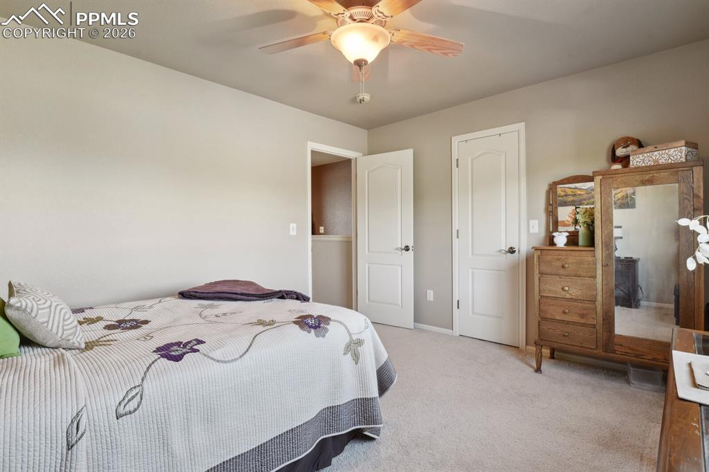 Image 20 of 25: Bedroom