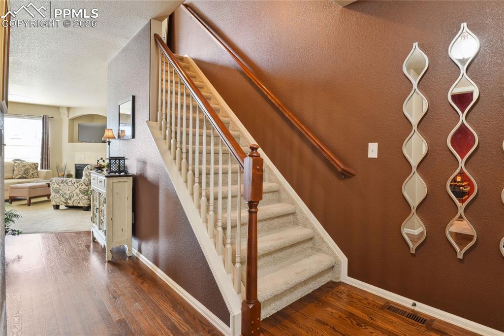 Image 4 of 25: Entrance Foyer